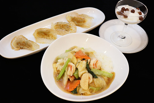 餃子と五目あんかけご飯＆タピオカデザート