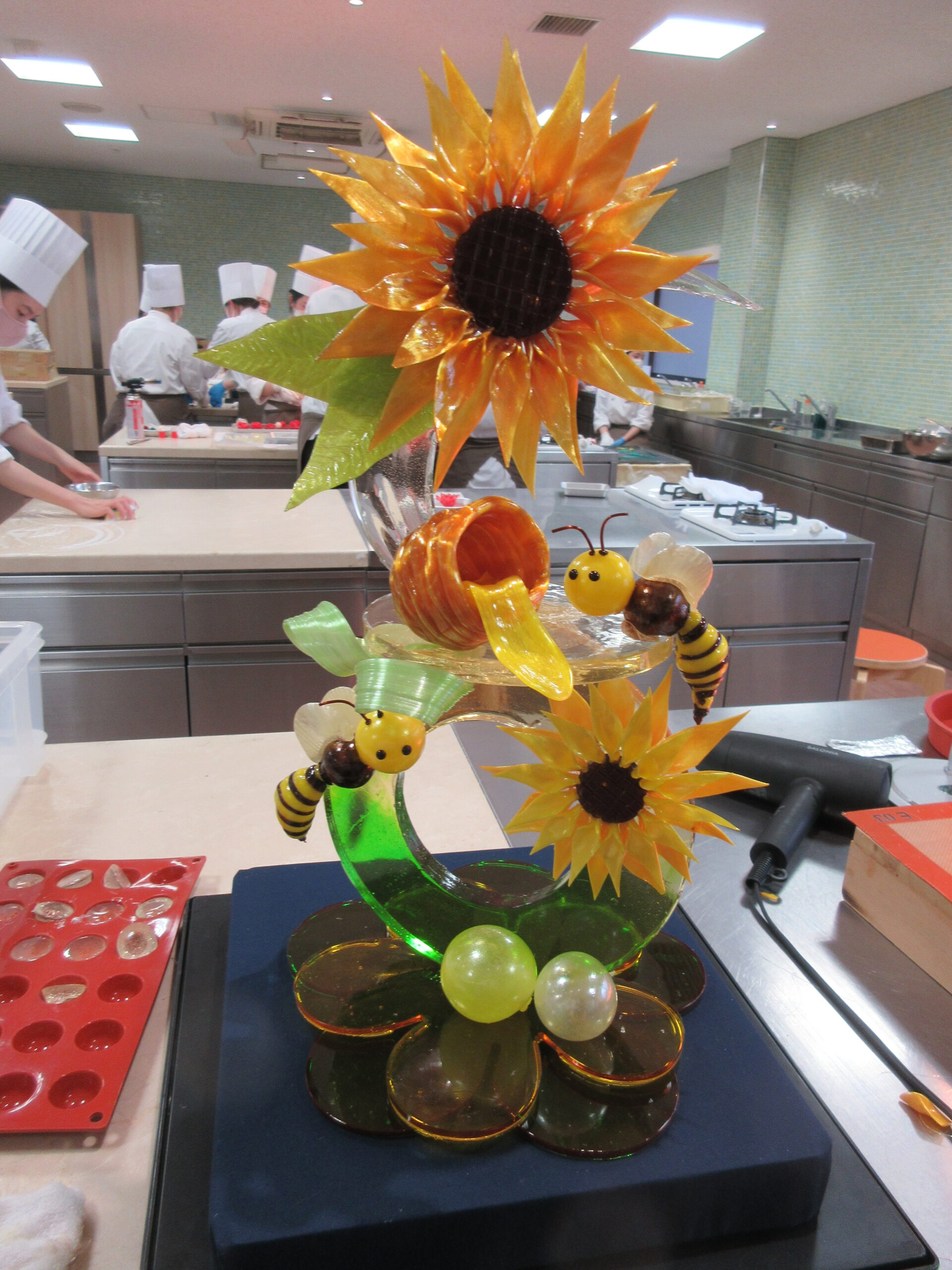 2Bクラス～洋菓子実習・飴細工！！！！ - BLOG&NEWS｜学校法人榎本学園