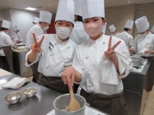 2Bクラス、メープルロールに挑戦?