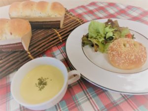 リンゴのミルリトン＆焼きカレーパン（8/27 体験入学）