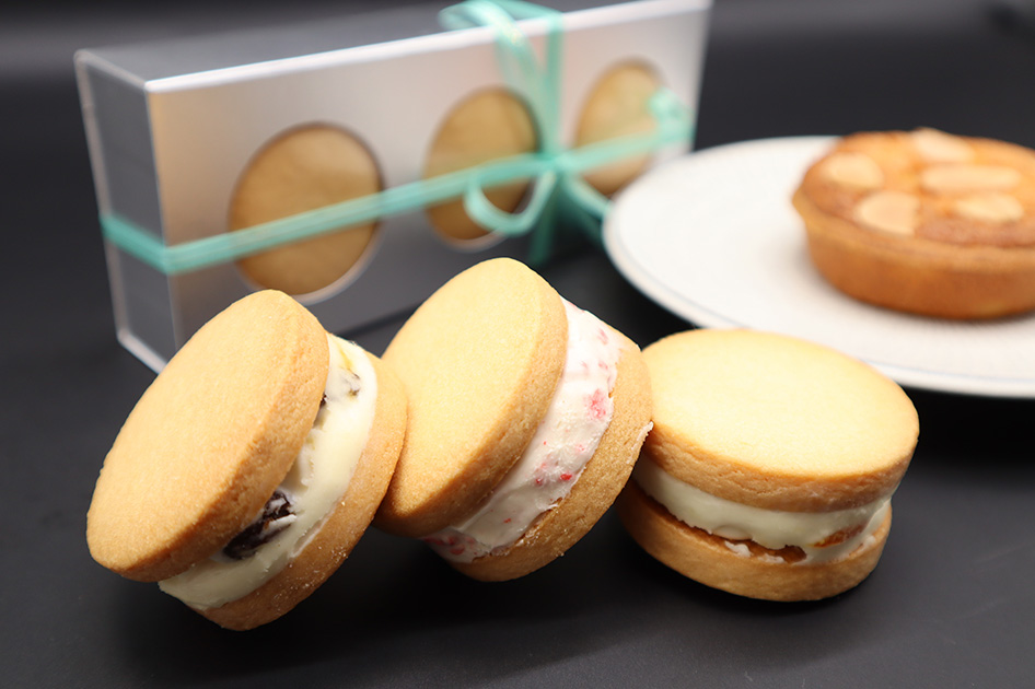 バターサンドクッキーとアーモンドタルト～箱詰めとリボンのラッピング～